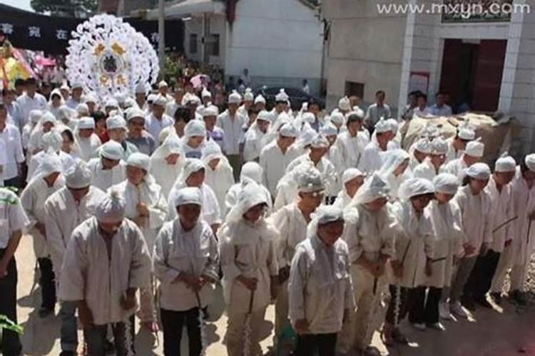 梦到上坟去让穿孝衣