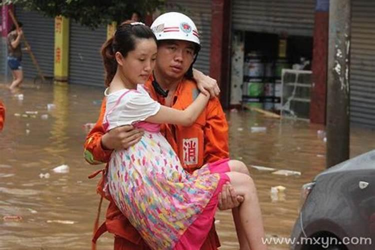 梦见洪水奔涌是什么预兆女人？