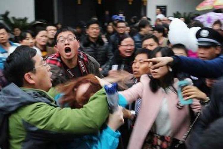 梦见看见好多人去开会？