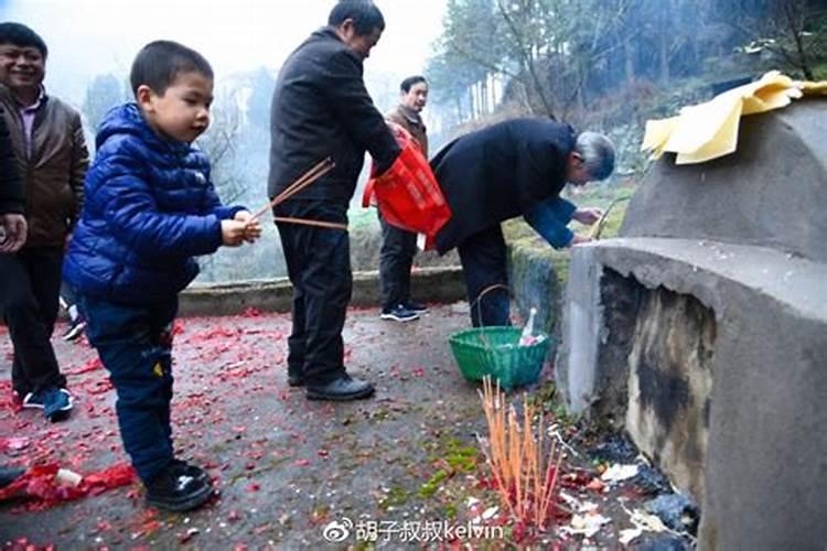 过年给已故亲人上坟