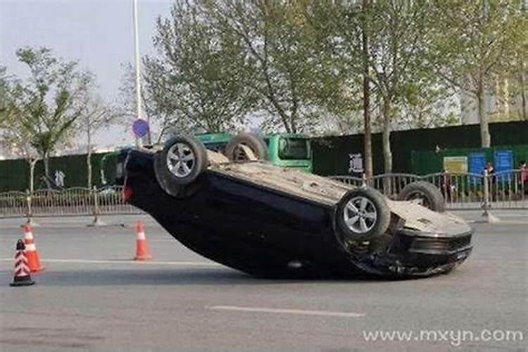 梦见车散架了什么意思？