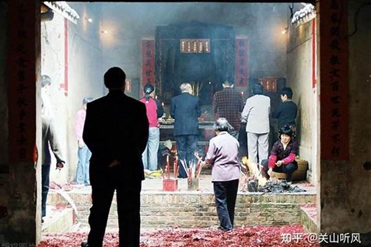 腊月那天在路边烧纸好