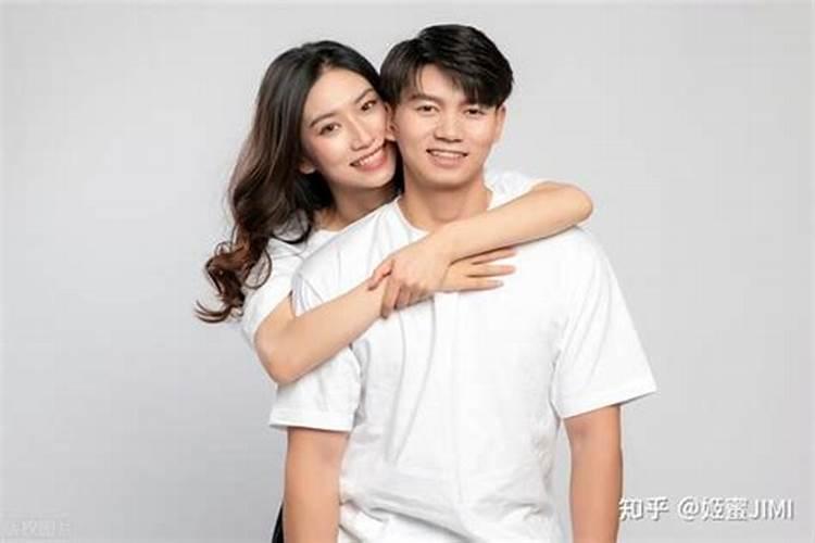 梦见和女性有暧昧肢体动作