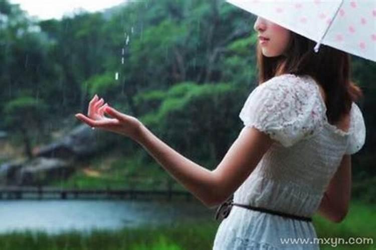 出门梦见下雨什么预兆解梦？