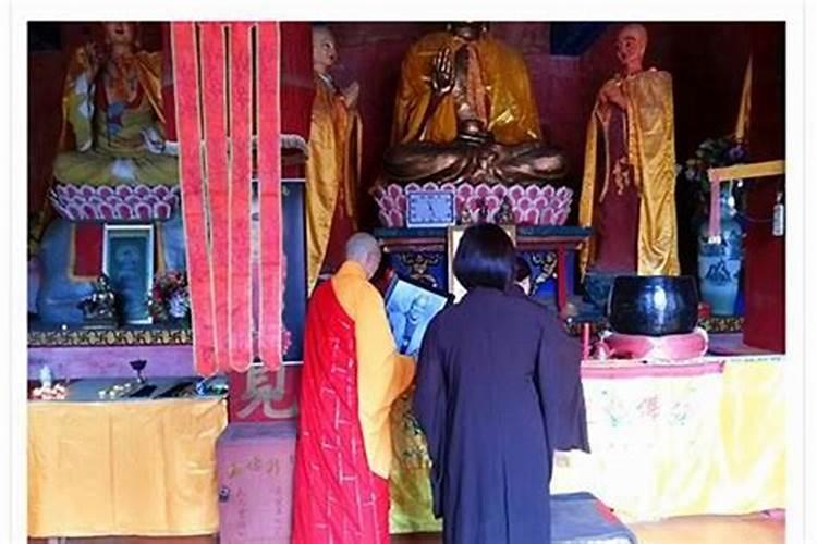 如何在寺庙超度亡灵？