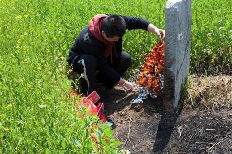 梦见上坟找不到坟了是什么意思？
