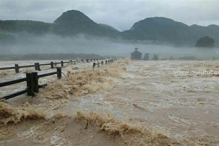梦见洪水涨到自家门像末日