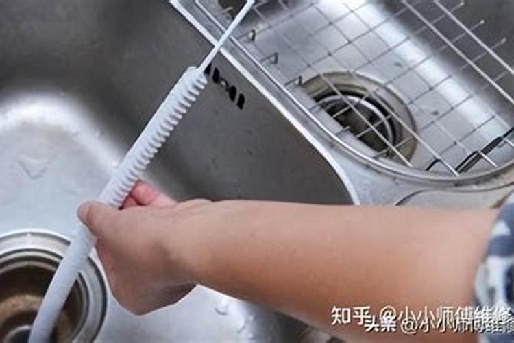 梦见厕所堵了自己疏通下水道的水