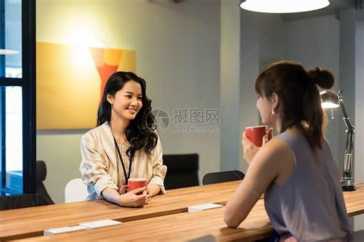 梦见和喜欢的女同事一起吃饭聊天