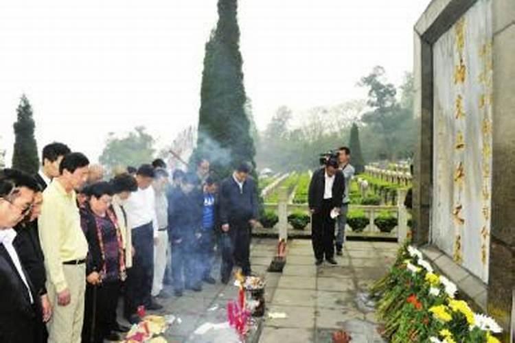 已故父亲要去墓地祭拜