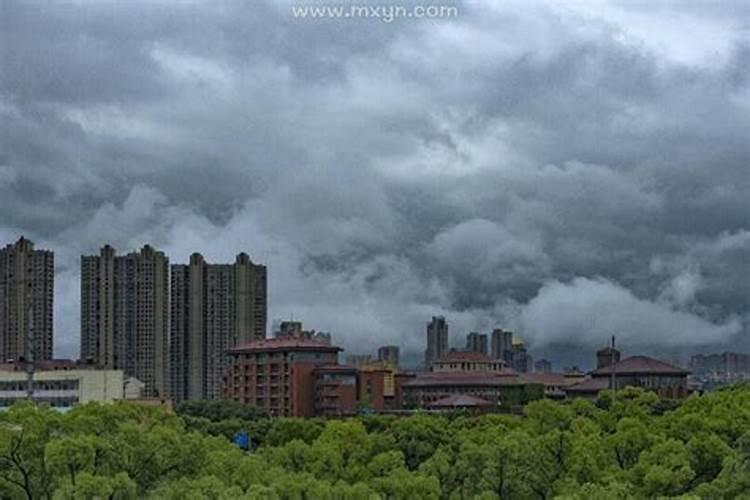 梦见天空乌云密布下雨