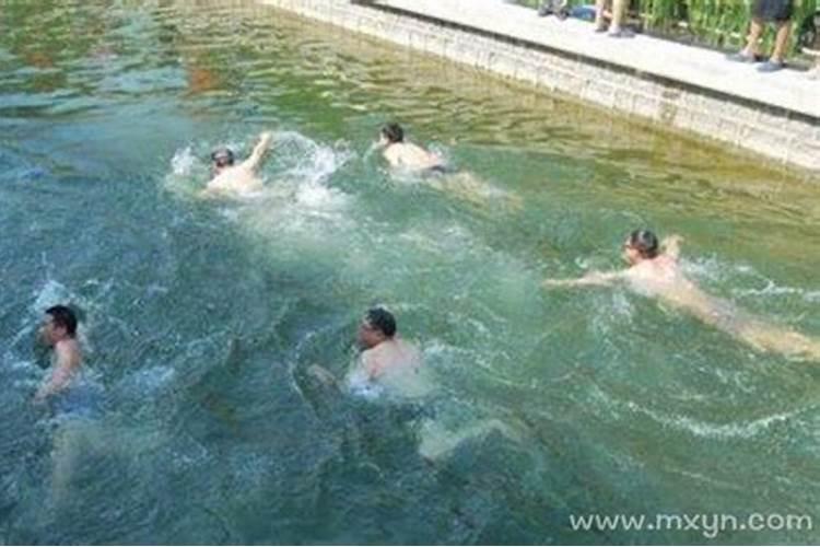 梦见混浊的大水亲戚朋友在水里玩