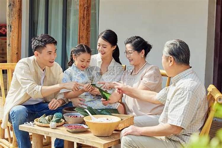 梦见姑姑们聚在一起玩