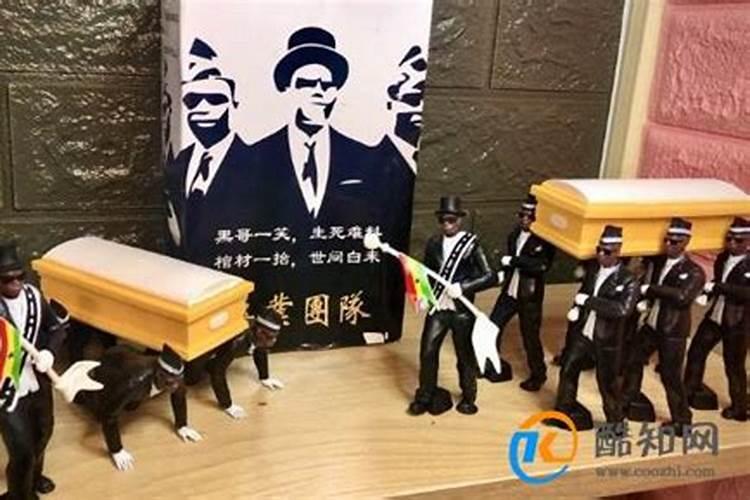 梦见爸爸和叔叔抬棺材出殡