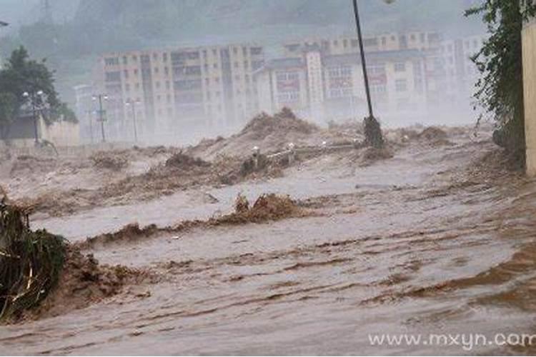 梦见洪水从身边流过