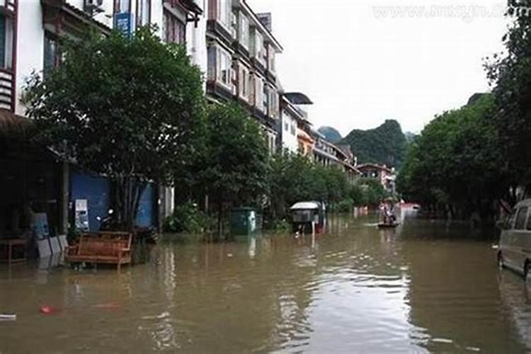 梦见水漫大路什么意思？