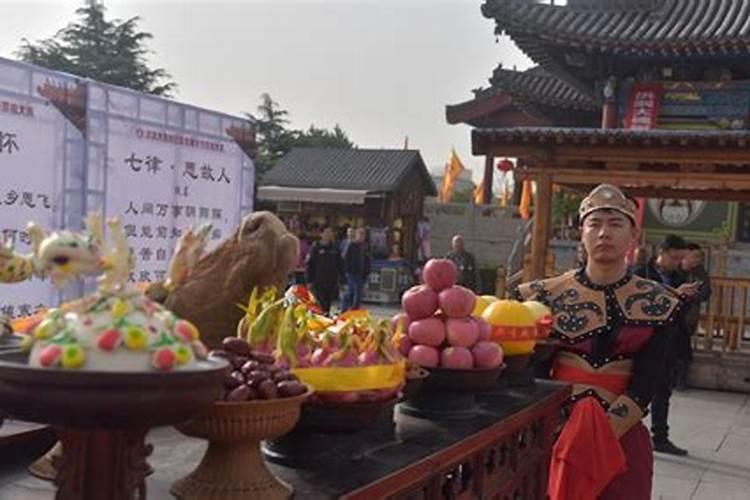 寒衣节城市街头祭祖