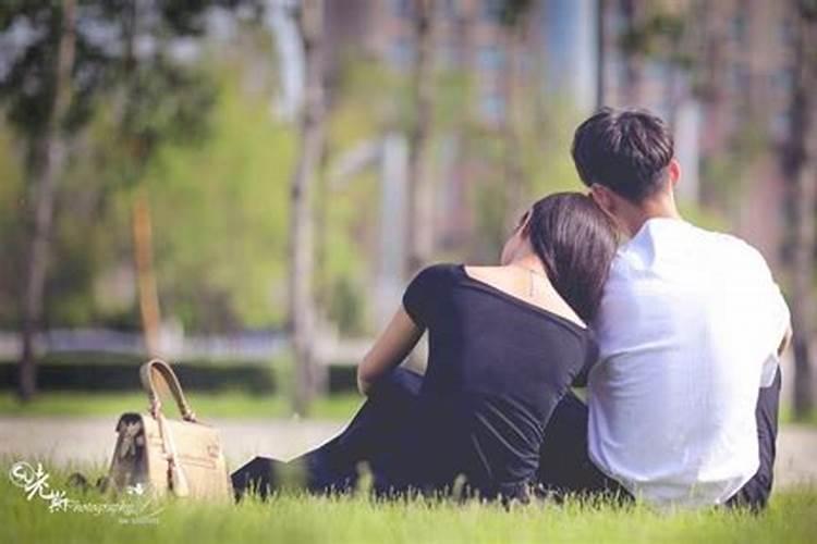 梦见女友主动来联系