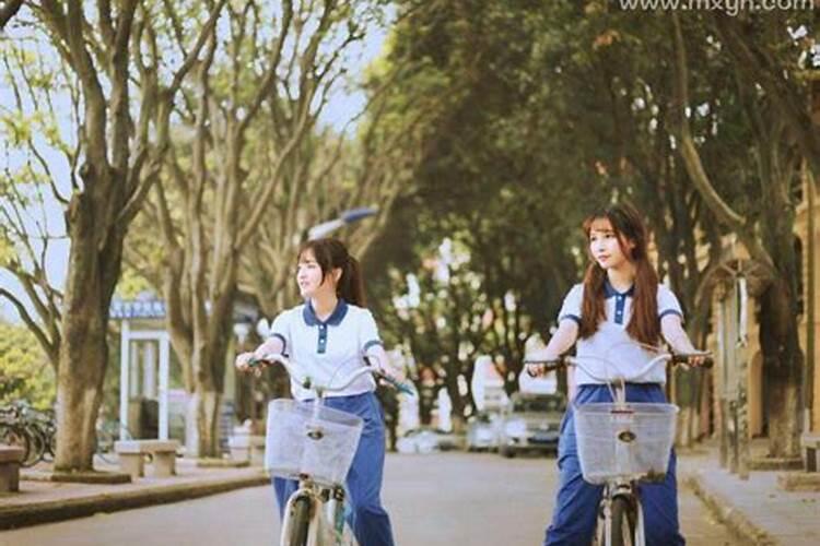梦见和女同学相拥一起