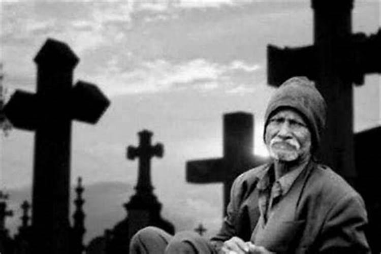 梦见死人还活着说话微笑什么意思？
