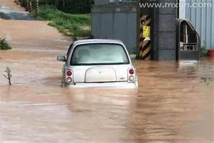 梦见水淹没道路自己在水里走