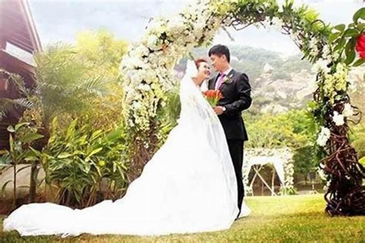 梦见别人结婚我去参加而给我送花