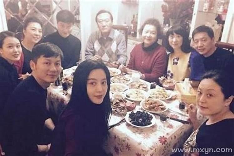梦见陌生人进了自己家里拿东西吃
