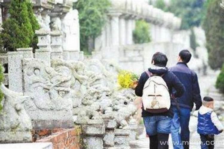 梦见别人上坟什么意思？