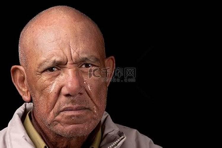 梦到老人死去伤心哭泣