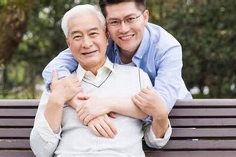 梦见还健在的父亲去世是什么意思？