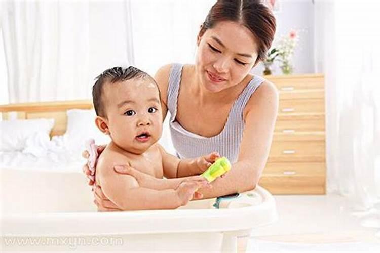 梦见女孩洗澡什么意思？