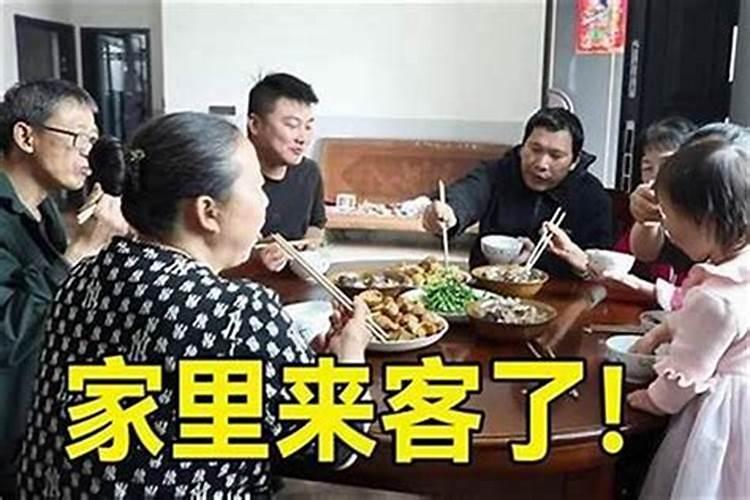 梦见舅舅舅妈在门口干活