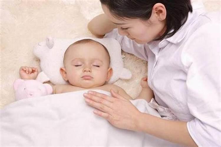 梦见哄睡婴儿睡地上