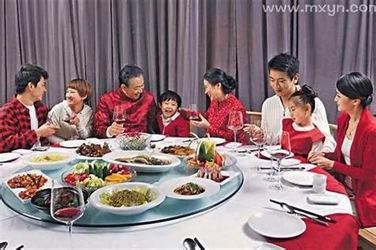 梦见爸爸在吃饭什么意思？