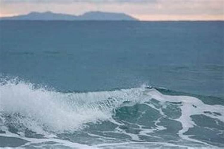 梦见大海涨潮自己爬上高山