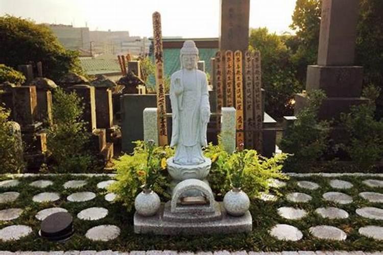 梦见墓地在寺庙前边