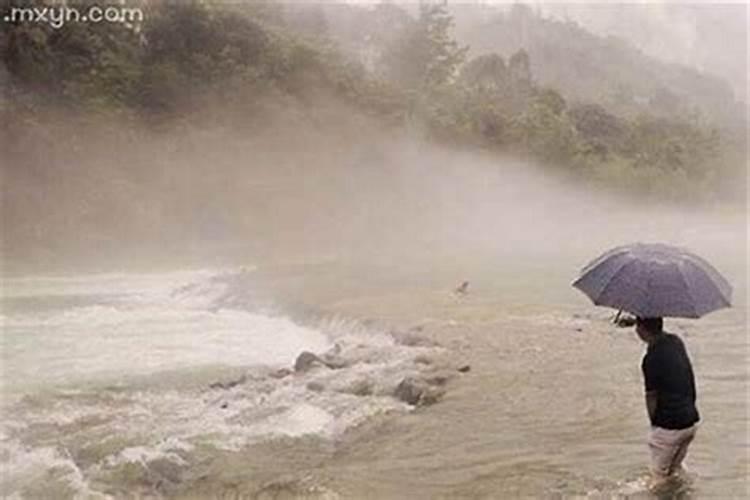 梦见被大水追着跑大的水滚滚而来