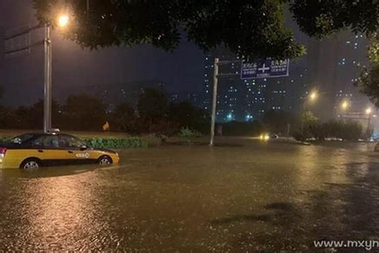 梦见路上水流成河是什么意思啊？