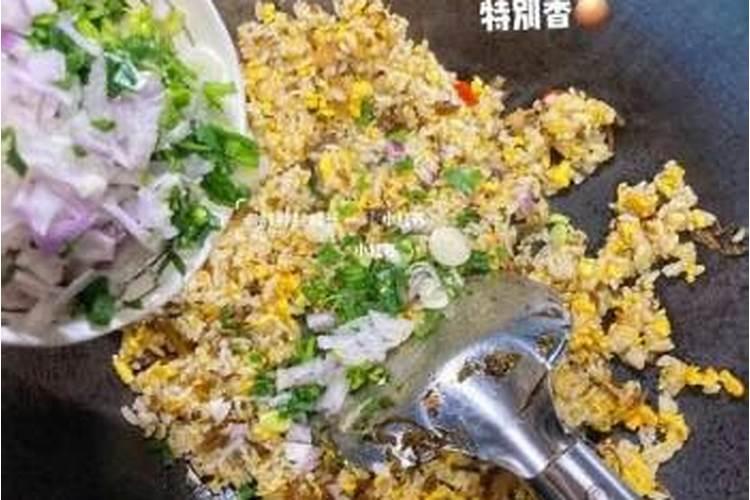梦见吃蛋炒饭里有个塑料啥意思？