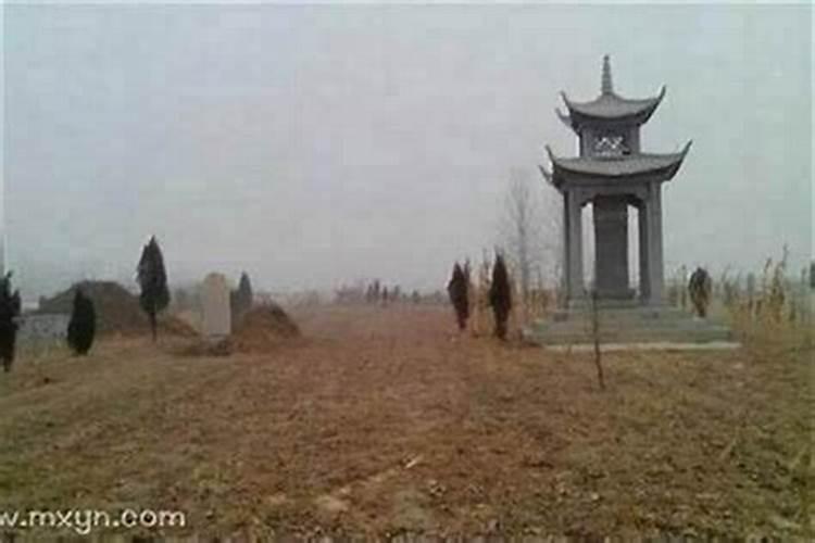 梦见别人家的坟地跟住房在一起
