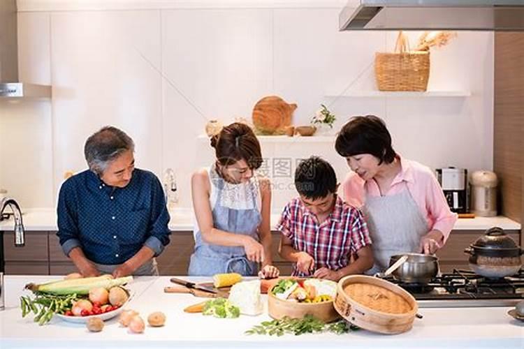 梦见家人团聚在一起做饭