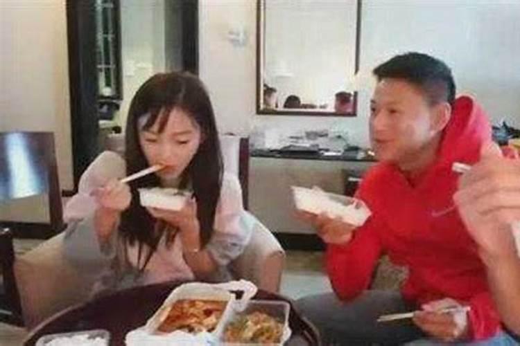 梦见男人叫自己姐姐吃饭