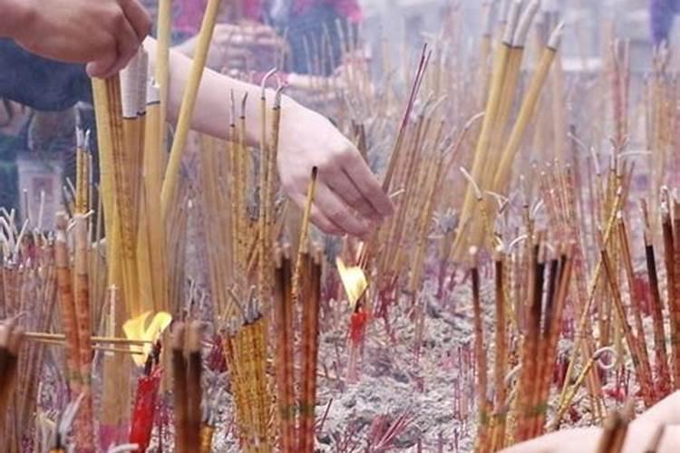 梦见别人给死人上香