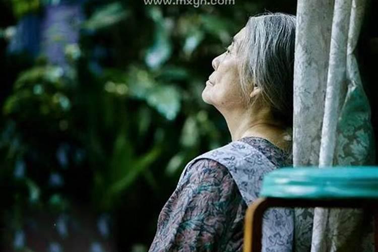 梦见死去的奶奶光着上身