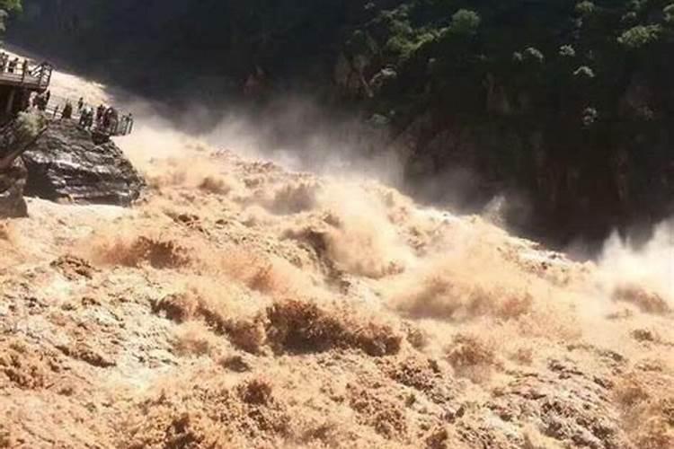 梦见山崩地裂洪水爆发