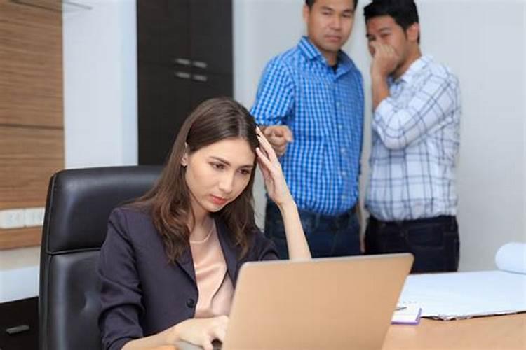 两个小人合谋陷害上司