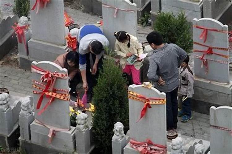 梦到去坟地上坟是什么意思？