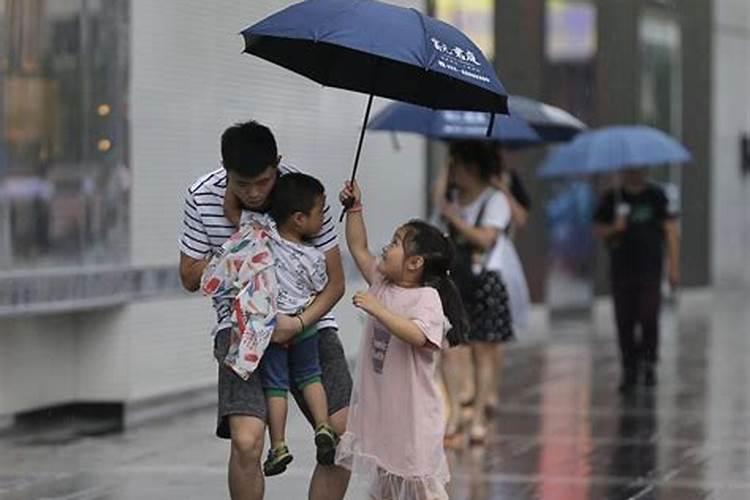 梦到下雨有人给我雨伞