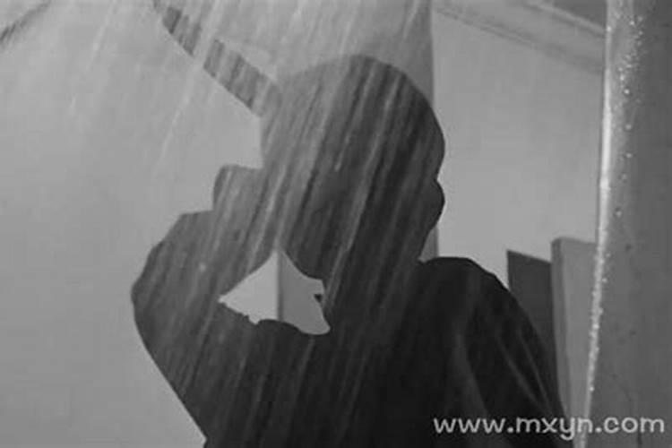 梦到死去的父亲拿刀要杀我