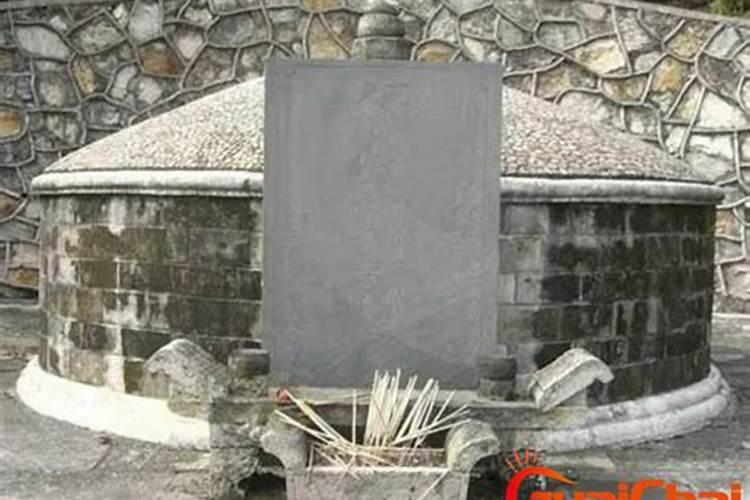梦见坟墓冒烟有人走出来什么意思？
